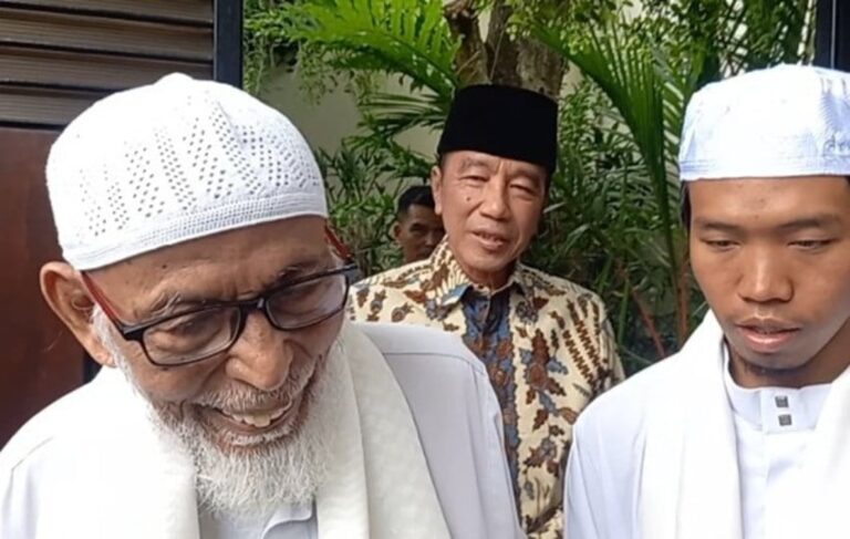 abu-bakar-baasyir-20-menit-di-rumah-jokowi-saya-hanya-menasihati-qkf.jpg