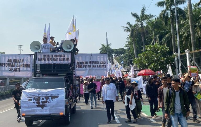 jalan-gatot-subroto-arah-slipi-ditutup-imbas-demo-hari-tani-nasional-di-dpr-fso.jpg