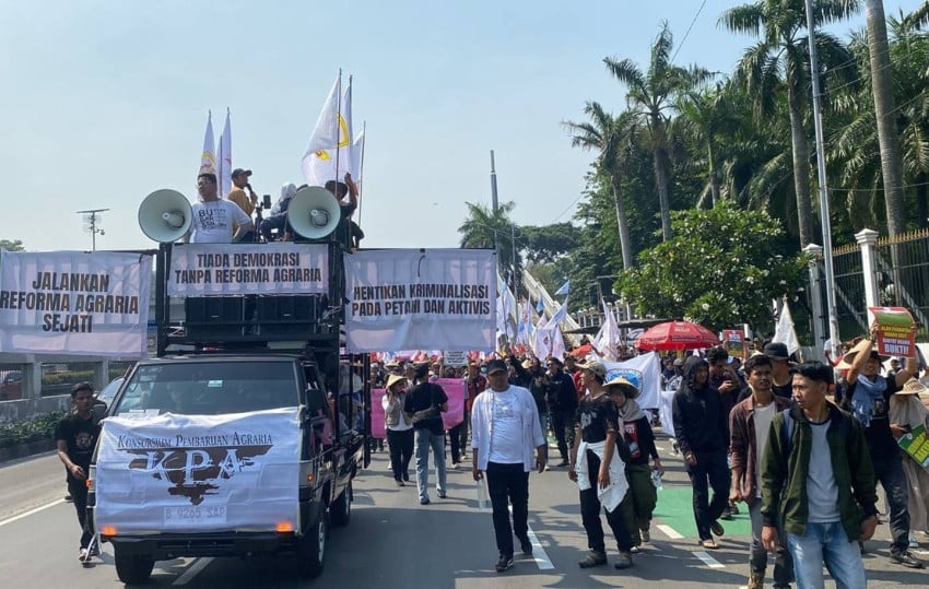 jalan-gatot-subroto-arah-slipi-ditutup-imbas-demo-hari-tani-nasional-di-dpr-fso.jpg