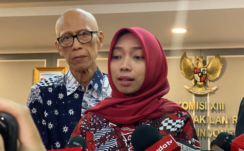 meta-istri-arya-daru-ungkap-teror-terakhir-yang-dialaminya-ada-bunga-berjajar-di-makam-uyo.jpg