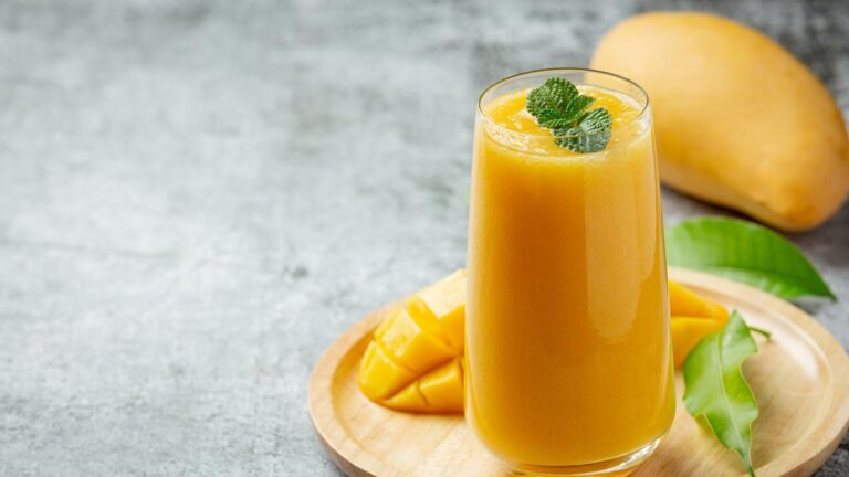 039692900_1759915760-mango-juice-glass-dark-surface.jpg