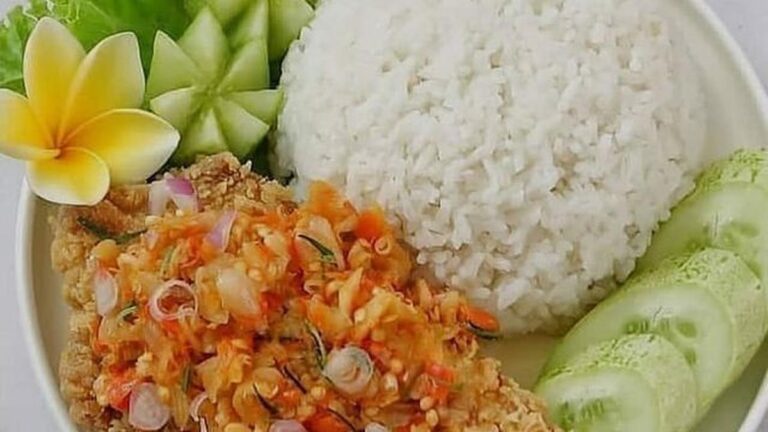 056926200_1726025335-Sepiring_ayam_geprek_sambal_matah.__Liputan6.comIGluis_widarto_.jpg