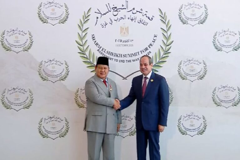 prabowo-disambut-hangat-presiden-mesir-elsisi-saat-hadiri-ktt-perdamaian-gaza-fsc.jpg