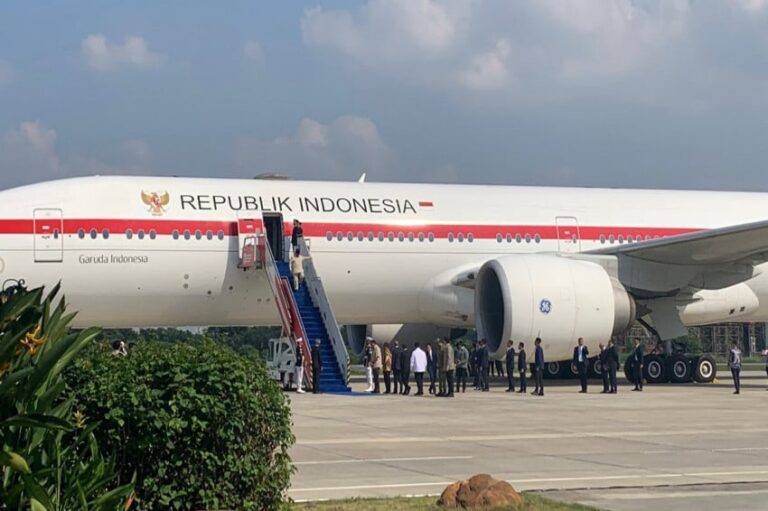 prabowo-tiba-di-jakarta-usai-hadiri-ktt-perdamaian-gaza-xvm.jpg