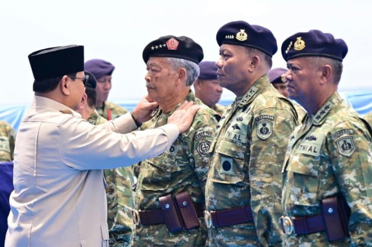 profil-bibit-waluyo-penerima-pangkat-jenderal-kehormatan-yang-tangannya-pernah-dicium-jokowi-rig.jpg