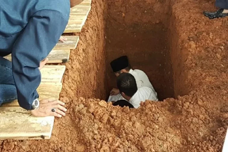tata-cara-menguburkan-jenazah-sesuai-syariat-kaum-muslim-wajib-tahu-ftx.webp.webp