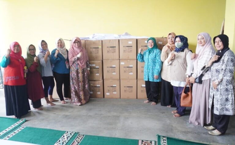 anis-byarwati-beri-bantuan-meja-dan-kursi-posyandu-lansia-dan-balita-rw-03-batu-ampar-tqg.jpg