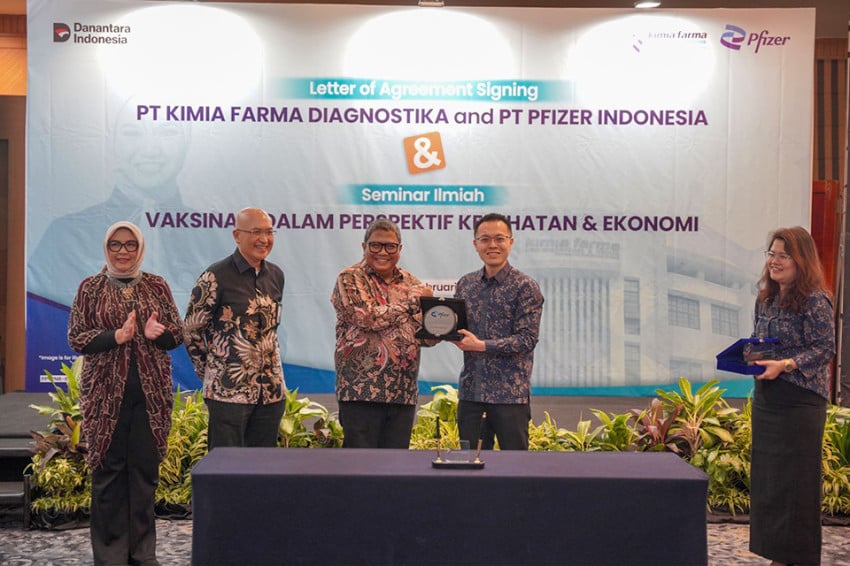 bangun-indonesia-sehat-kimia-farma-diagnostika-dan-pfizer-perkuat-vaksinasi-nasional-ozk.jpeg