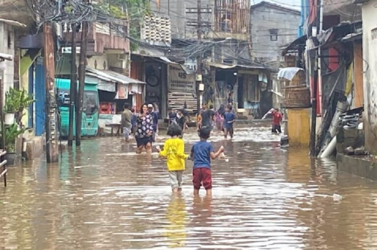banjir-jakarta-rendam-61-rt-dan-6-ruas-jalan-ini-lokasinya-tny.jpg