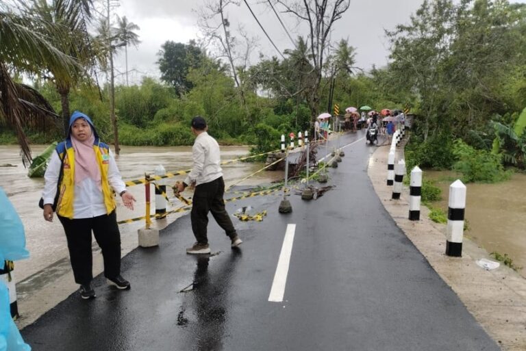 banjir-kepung-3-daerah-di-ntb-1-warga-meninggal-2000-lebih-kk-terdampak-xzg.jpg