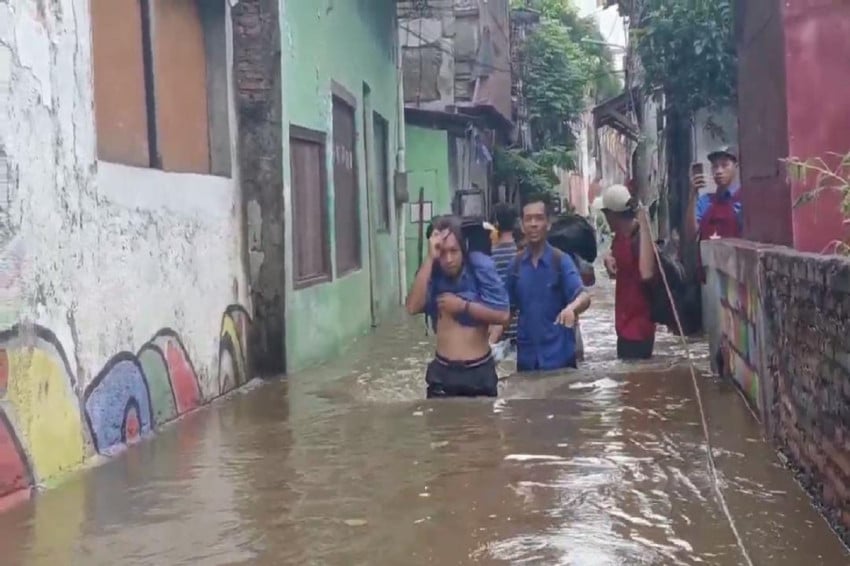 banjir-rendam-permukiman-warga-petogogan-jaksel-hingga-1-meter-wtb.jpg