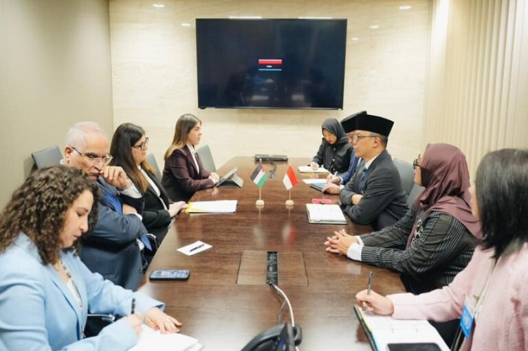 bertemu-menlu-palestina-menlu-sugiono-jelaskan-peran-indonesia-di-bop-dan-pasukan-isf-etb.jpg