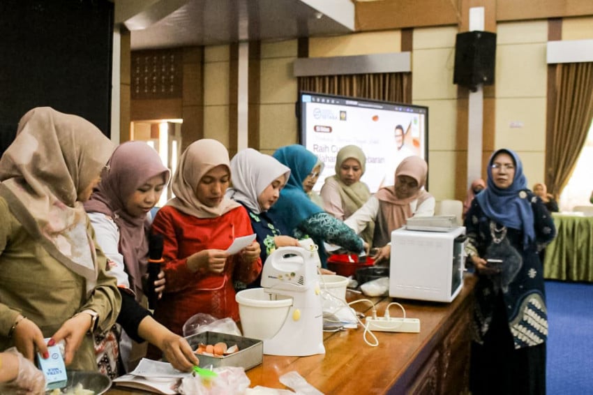 buka-lapangan-kerja-di-kerinci-sandiaga-uno-beri-pelatihan-95-irt-buka-usaha-kue-kering-qej.jpeg