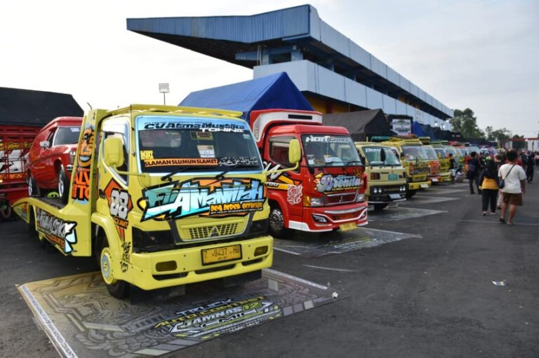 dominasi-55-tahun-tanpa-putus-mengapa-mitsubishi-fuso-masih-mustahil-ditumbangkan-whd.jpg