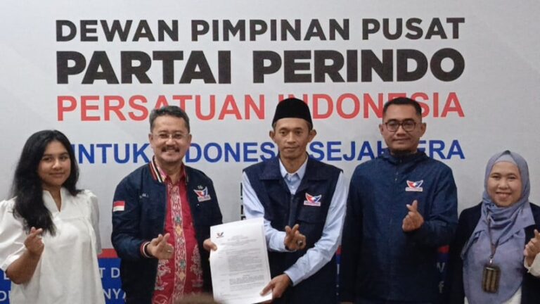dpp-partai-perindo-serahkan-sk-ketua-dpw-jawa-timur-ke-ahmad-jazuli-ckm.jpg