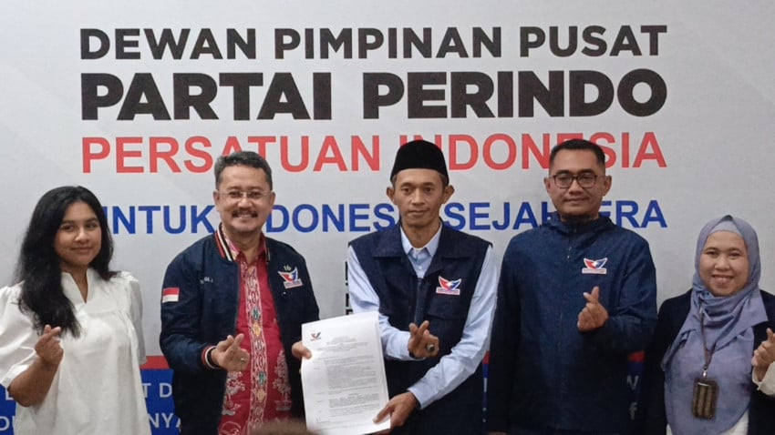 dpp-partai-perindo-serahkan-sk-ketua-dpw-jawa-timur-ke-ahmad-jazuli-ckm.jpg
