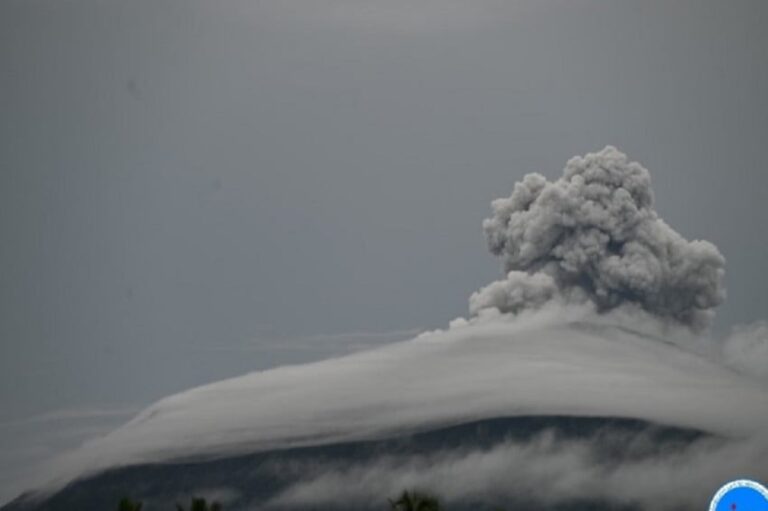 gunung-ibu-di-maluku-utara-erupsi-masyarakat-diminta-waspada-lfo.jpg