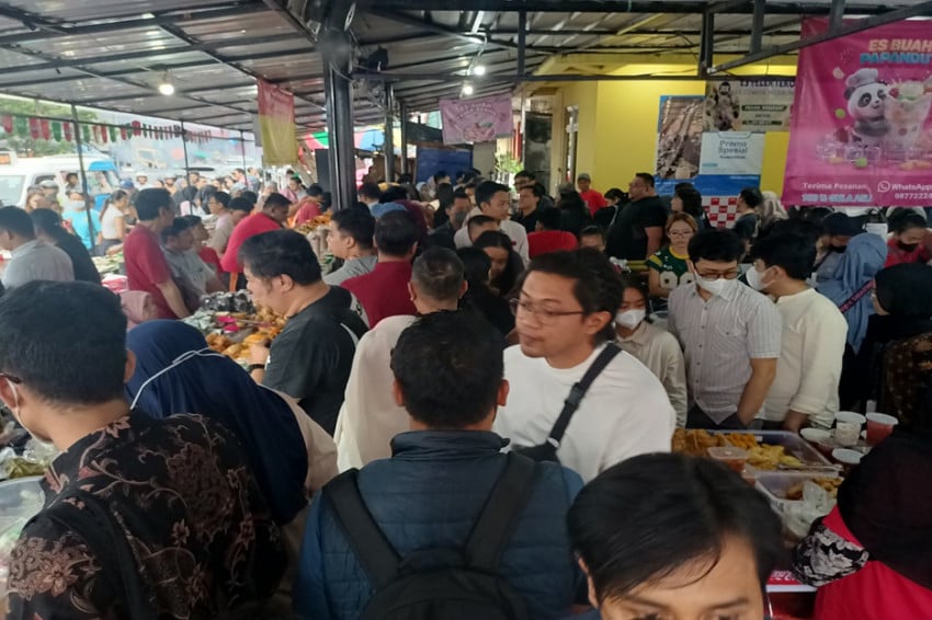 hari-pertama-ramadan-bazar-takjil-benhil-jadi-pusat-perburuan-warga-buka-puasa-oab.jpg