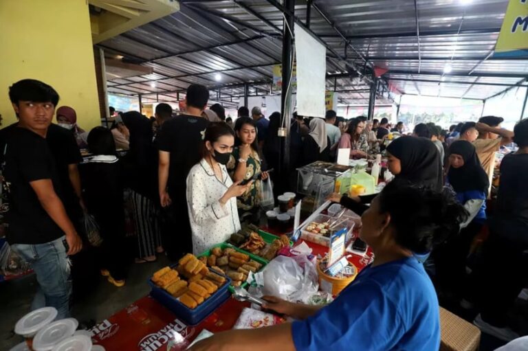 heboh-war-takjil-tiap-ramadan-dosen-ipb-sebut-yang-direbut-bukan-cuma-makanan-bdy.jpg