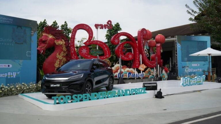 injourney-airports-resmi-serahkan-hadiah-mobil-listrik-bagi-pemenang-program-eat-shop-fly-spu.jpg