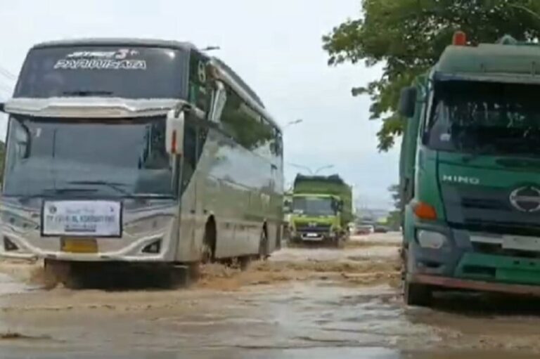 jalur-pantura-semarangdemak-terendam-banjir-lalu-lintas-macet-ugw.jpg