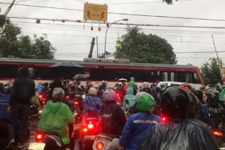 kai-commuter-percepat-evakuasi-ka-bandara-tertemper-truk-di-batu-ceper-kgs.jpg
