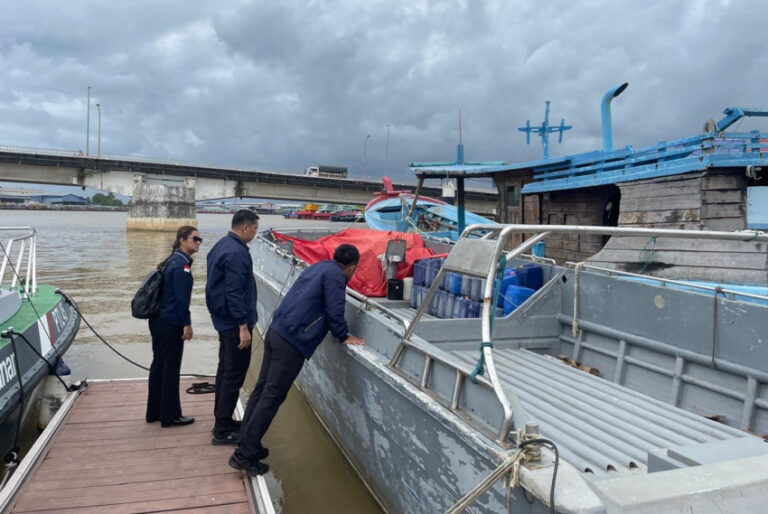 kapal-yang-diduga-selundupkan-pasir-timah-ilegal-ke-malaysia-disita-asx.jpg