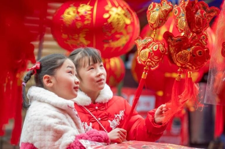 kenapa-imlek-selalu-identik-dengan-warna-merah-dan-emas-ternyata-ini-alasannya-hcf.jpeg