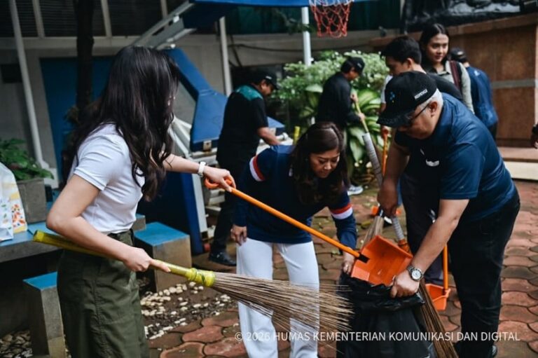 kerahkan-jajarannya-korve-nasional-menkomdigi-budaya-bersih-harus-jadi-etos-kerja-tmt.jpg