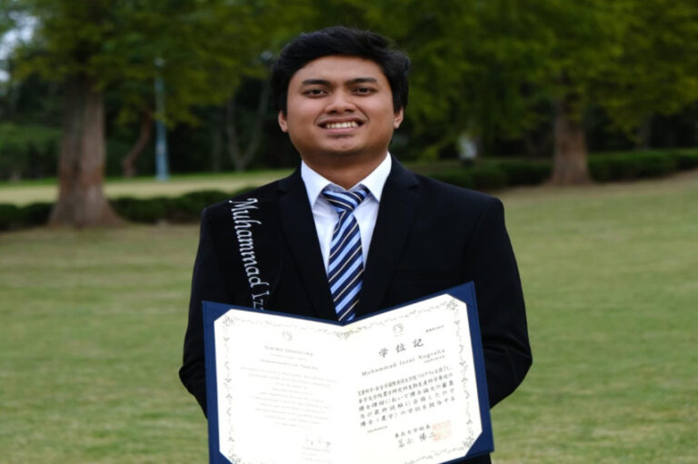 kisah-izzat-pernah-jadi-kuli-dan-loper-koran-di-jepang-kini-raih-gelar-doktor-biologi-kelautan-wfg.j.jpeg