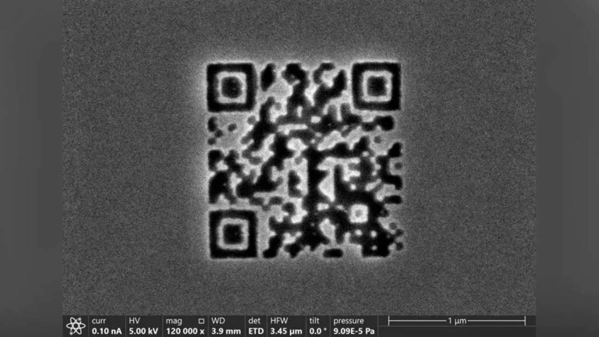 kode-qr-terkecil-di-dunia-hanya-bisa-dibaca-dengan-mikroskop-elektron-xos.jpg