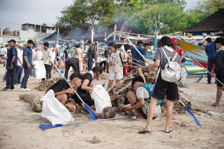 kolaborasi-dengan-pandawara-injourney-ajak-warga-gotong-royong-lewat-beach-clean-up-di-bali-jxg.jpeg