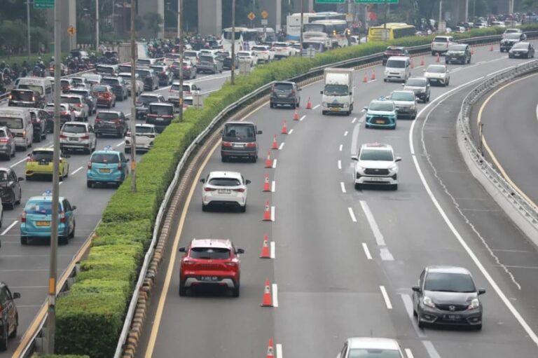 libur-panjang-imlek-tol-dalam-kota-padat-arah-tebet-hingga-bandara-soetta-tersendat-nhb.jpg