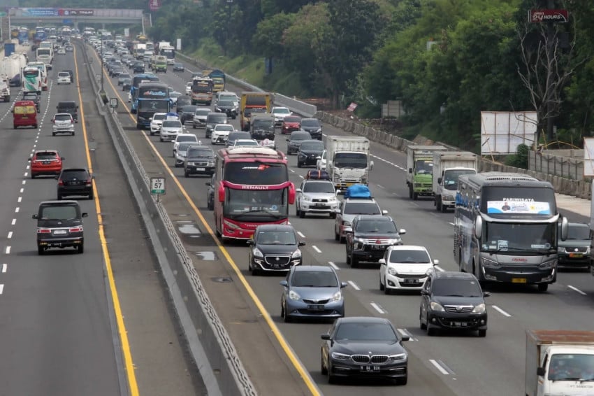 libur-panjang-imlek-tol-jakartacikampek-padat-yva.jpg