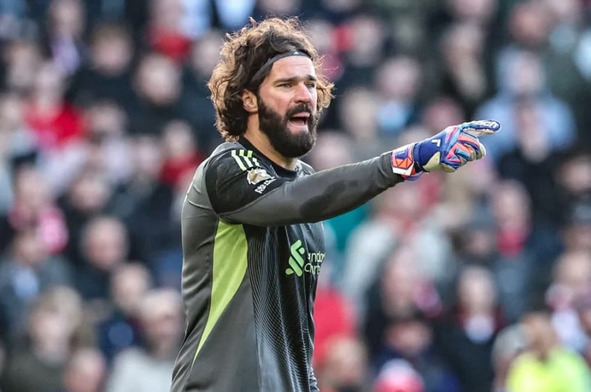 momen-alisson-becker-berlari-beri-masukan-ke-arne-slot-liverpool-mendadak-menggila-hadapi-nottingham.jpeg