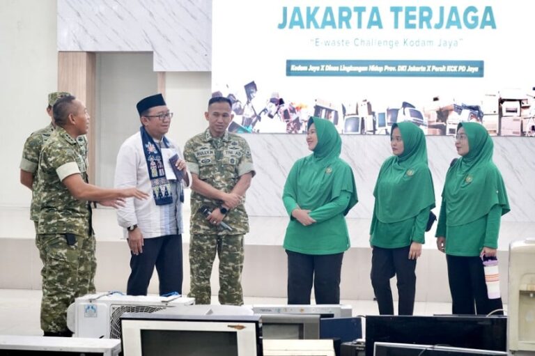 peduli-lingkungan-kodam-jaya-bersama-dlh-dki-jakarta-kelola-55-ton-limbah-elektronik-hca.jpg