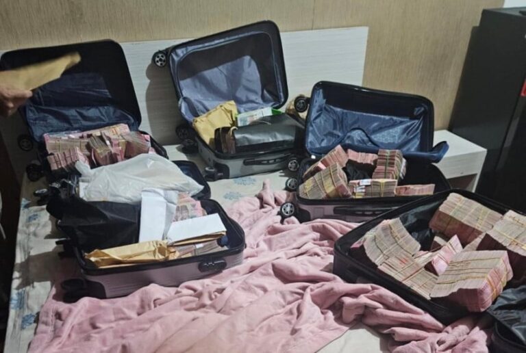 penampakan-5-koper-berisi-duit-rp5-miliar-dalam-penggeledahan-kasus-suap-bea-cukai-cgw.jpg