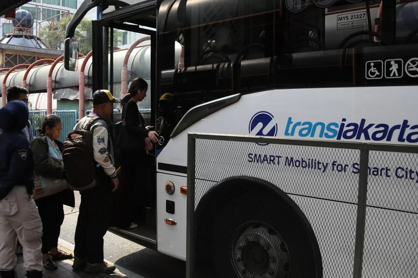 penumpang-transjakarta-boleh-buka-puasa-di-bus-durasi-10-menit-kst.jpg