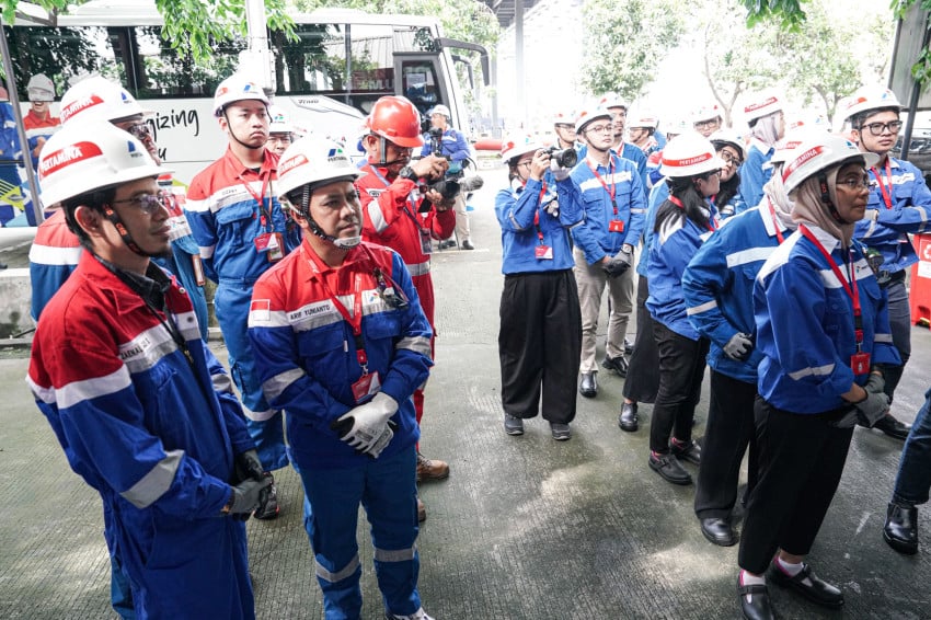 pertamina-patra-niaga-jelaskan-proses-distribusi-dan-qc-bbm-kepada-para-pimpinan-media-ibe.jpeg
