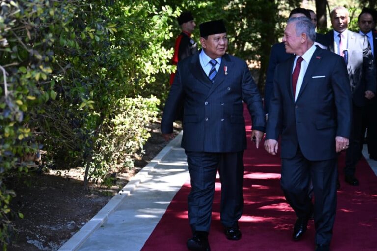prabowo-jelaskan-peran-indonesia-di-board-of-peace-saat-bertemu-raja-abdullah-ii-wzy.jpg