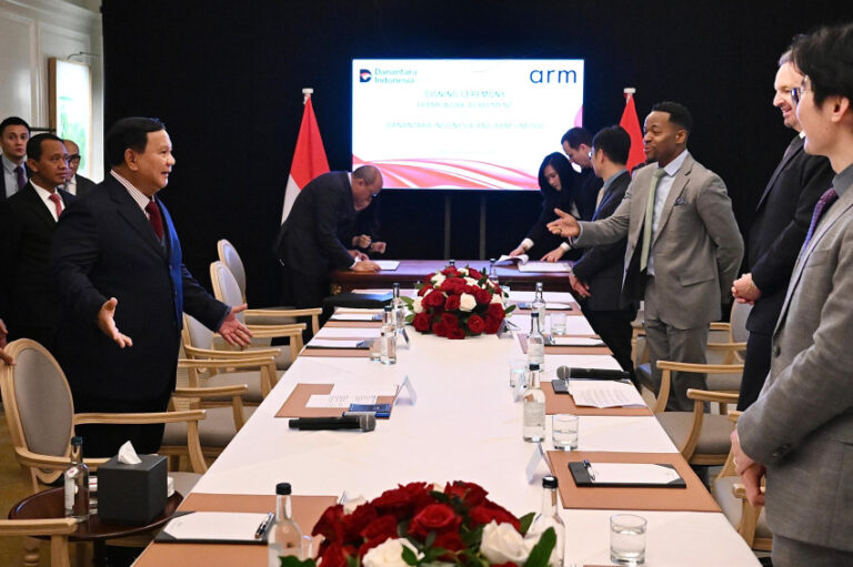 prabowo-kunjungi-inggris-saksikan-kerja-sama-semikonduktor-danantara-dan-arm-limited-dbj.jpg