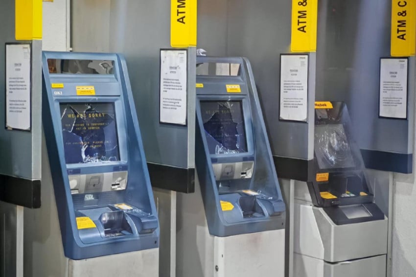pria-misterius-hancurkan-12-atm-di-kuala-lumpur-tapi-tak-diambil-uangnya-ttb.jpg