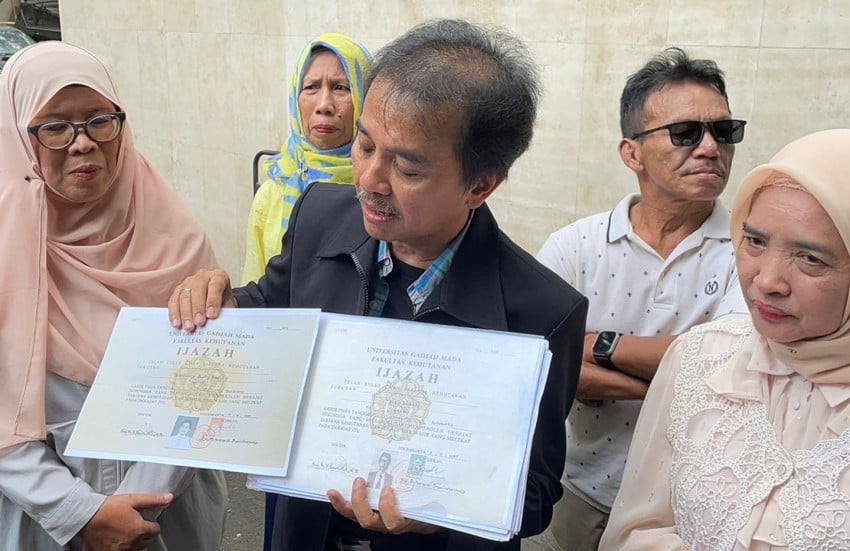roy-suryo-tunjukkan-perbedaan-ijazah-jokowi-dengan-alumni-ugm-angkatan-79-wzl.jpg