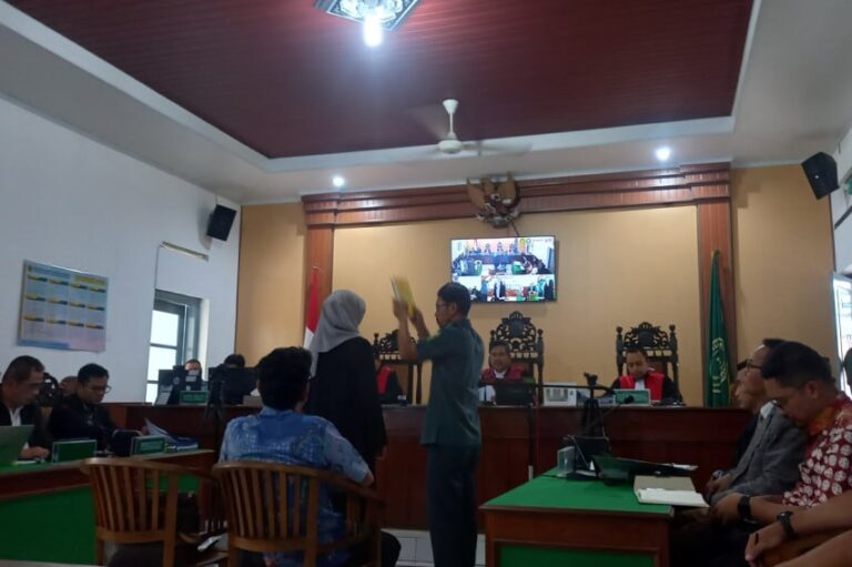 sidang-gugatan-cls-ijazah-di-pn-solo-hadirkan-dr-tifa-kuasa-hukum-jokowi-keberatan-vqz.jpg