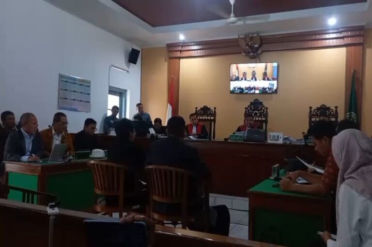 status-tersangka-jadi-alasan-kuasa-hukum-jokowi-tolak-roy-suryo-dan-rismon-di-sidang-cls-pn-solo-pwu.jpeg