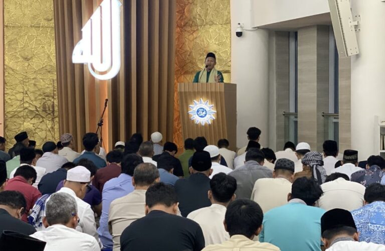 suasana-salat-tarawih-perdana-warga-muhammadiyah-di-masjid-at-tanwir-son.jpg