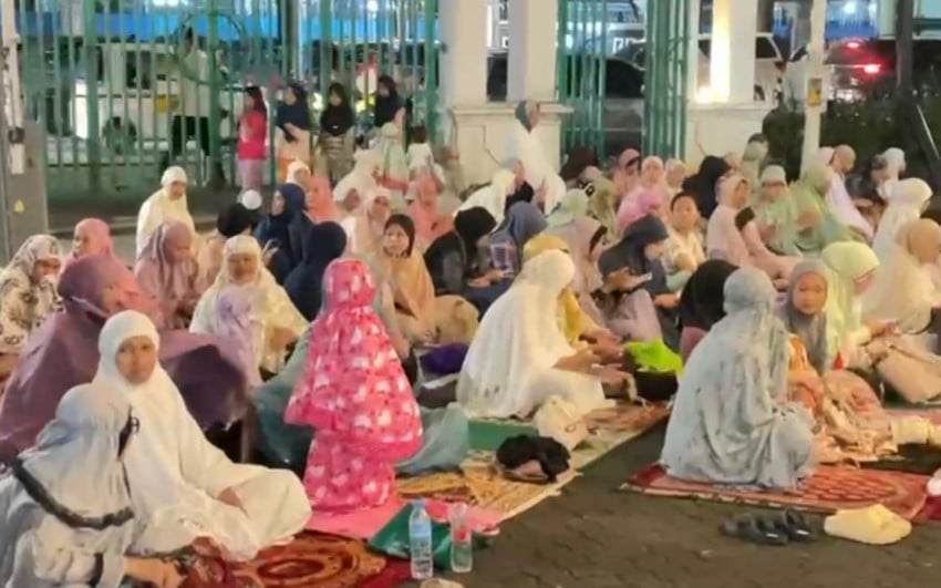 suasana-tarawih-perdana-ramadan-1447-h-di-masjid-cut-meutia-ctv.jpg