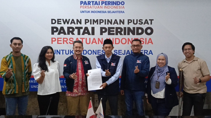 terima-sk-ketua-perindo-jawa-timur-ahmad-jazuli-optimistis-dongkrak-suara-partai-tsw.jpg