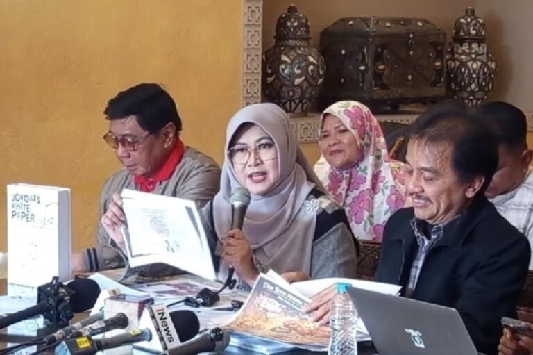 tuding-6-spesimen-ijazah-jokowi-dikeluarkan-demi-yakinkan-publik-ada-ijazah-asli-dokter-tifa-ilusi-t.jpeg