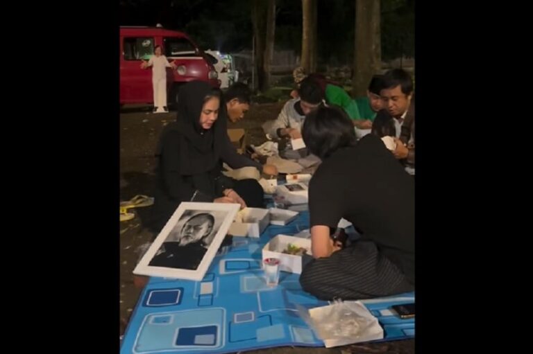 viral-video-karina-ranau-makan-sahur-bersama-di-makam-epy-kusnandar-qlr.jpeg